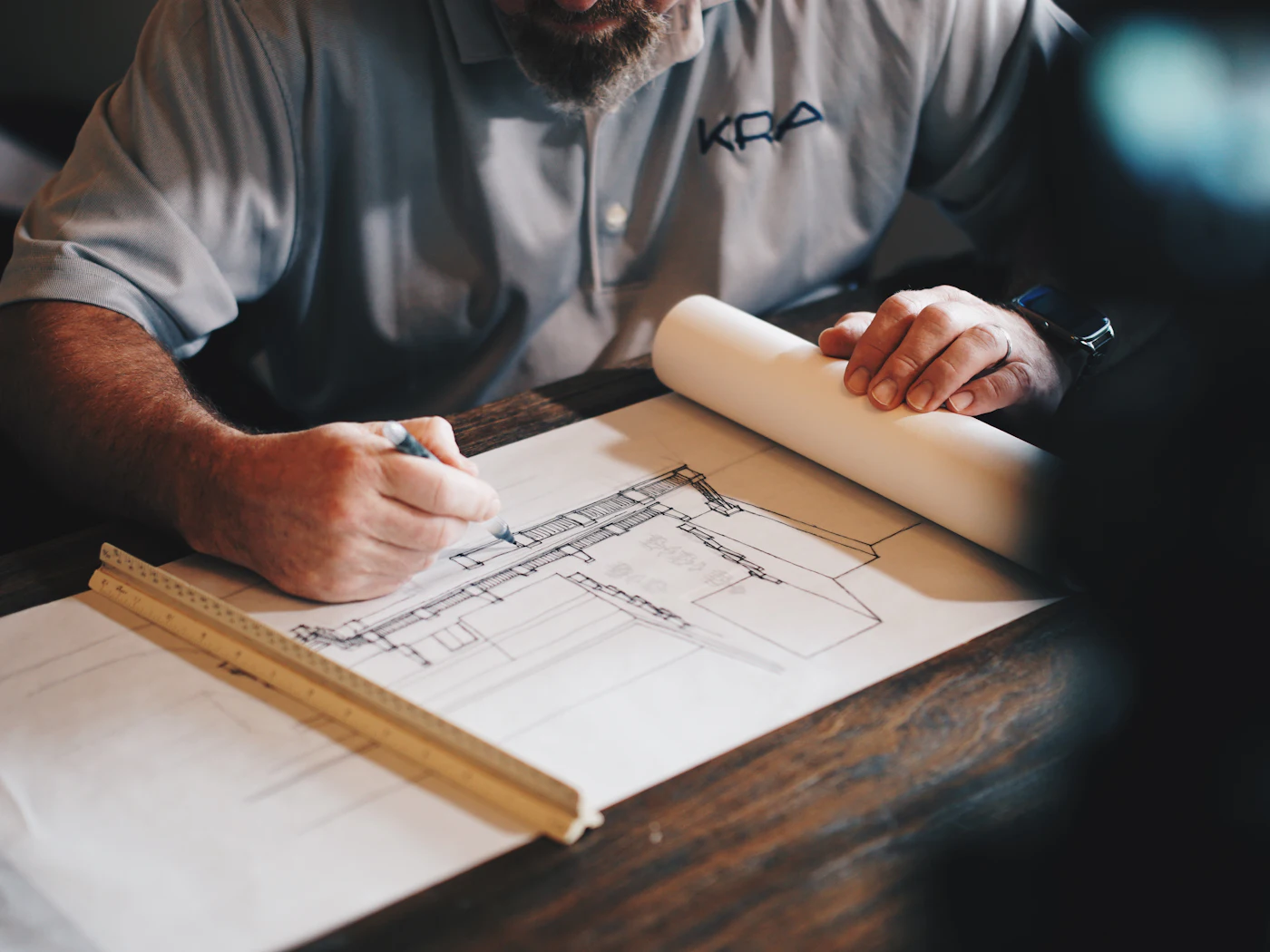 Plans et croquis sur la table de l'atelier