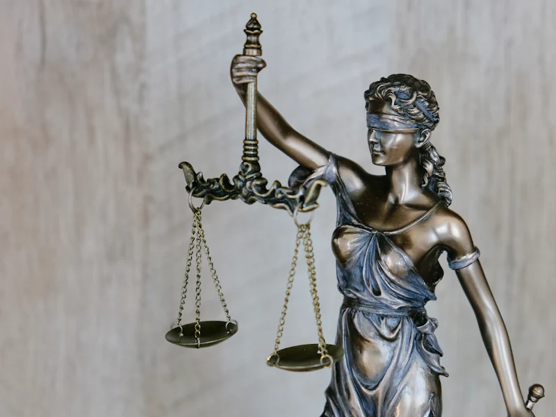 Statue de la justice sur le bureau d'un cabinet d'avocats
